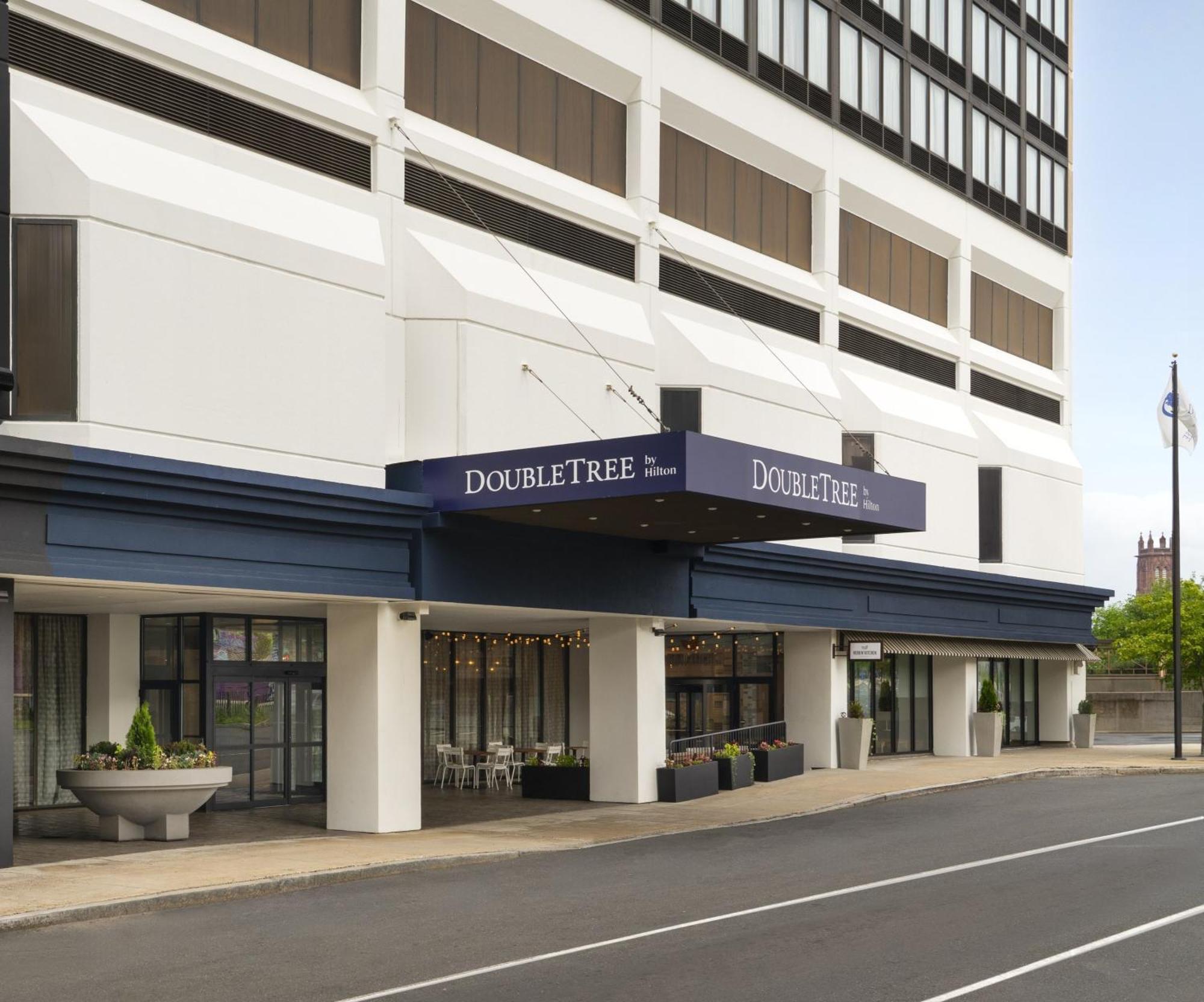Отель Doubletree By Hilton Hartford Downtown Экстерьер фото
